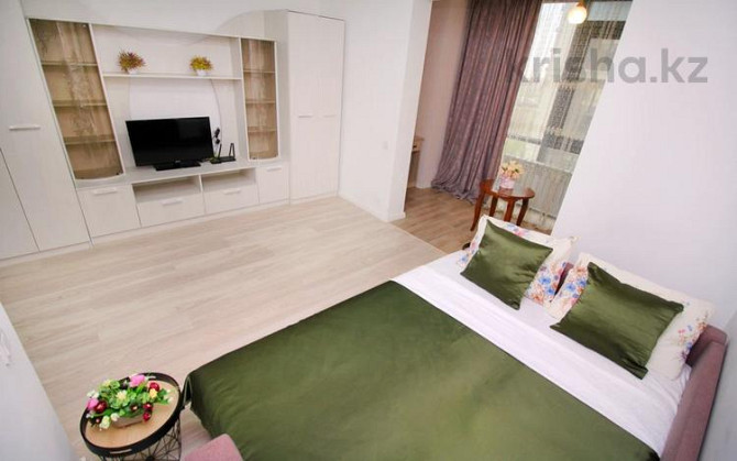 1-комнатная квартира, 40 м², 11/17 этаж посуточно, Толе би 181 — Ауезов Almaty - изображение 1